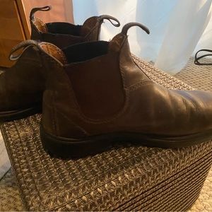 Size 3 blunnies… fits ladies 6. Rustic brown. Well worn but lots of life yet.